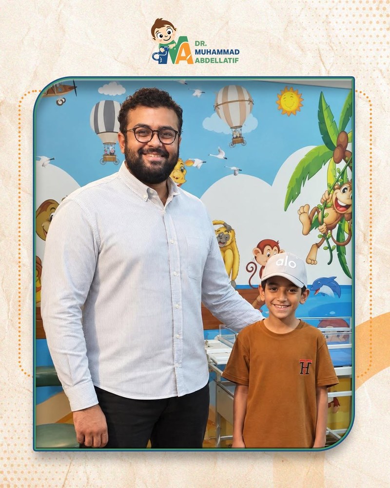 د. محمد مع أحد صغاره